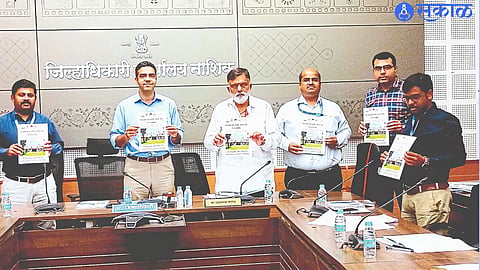 Collector Jalaj Sharma and MP Rajabhau Waje etc. while inaugurating the booklet containing the loan scheme.