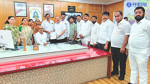 A Shiv Sena delegation giving a statement to Municipal Commissioner Dr. Ashok Karanjkar.