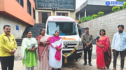 Commissioner Amita Dagade-Patil on the occasion of worshipping the new ambulance purchased by the Municipal Corporation.