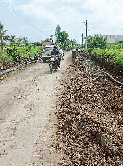 पाइपलाइनच्या खोदाईमुळे 
लबडेमला रस्त्याची दुरवस्था