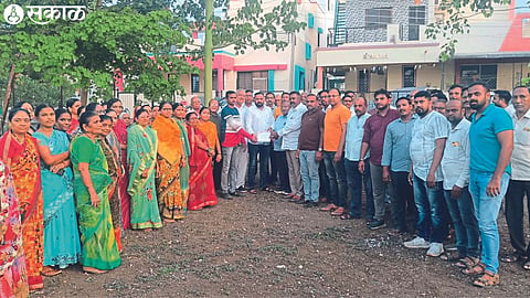 Prof. Residents of new settlements while giving a statement to Manoj Patil.