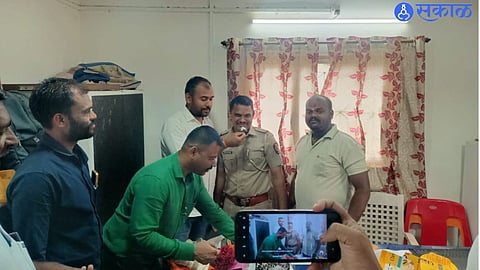 sub inspector of police at Vani police station celebrated his birthday by cutting cake with illegal traders 