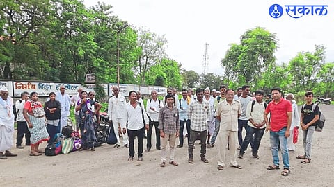 Warkari waiting for Pandharpur bus at the bus stand
