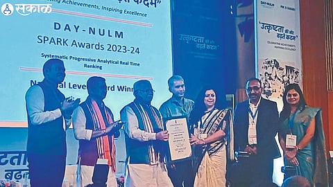 Smita Zagade, Additional Commissioner of Municipal Corporation while receiving Spark Award from Union Housing Minister Manohar Lal.
