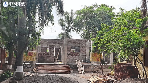 Construction of rooms continuing up to slab level.