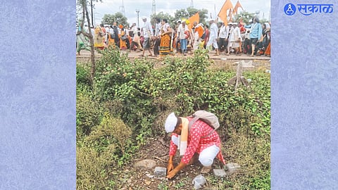 Warkari Shubham Shelar planting seedballs on the roadside of Wari in Phaltan.