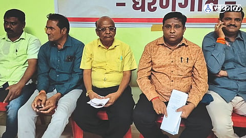 While giving information in the press conference organized by Encroachment Sangharsh Committee, Adv. Vasantrao Bhalane, Ravindra Kankhare etc.
