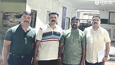 A team of the local crime branch along with the criminal Yogesh Kolhe.