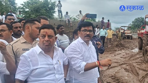 Bhiwandi : बाळ्यामामा आधिकाऱ्यांवर भडकले, म्हणाले नागरिकांचा जीव  वाचवा नाहीतर  