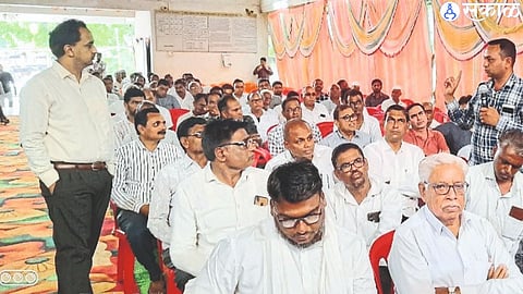 Collector Ayush Prasad while going to the farmers during the meeting of banana producers and understanding their problems.