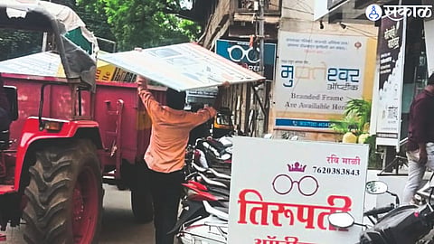 Employees of Encroachment Removal Department impounding the wagons.
