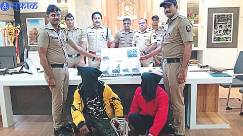 With the suspects who smuggled Gavthi pistol and cartridges Superintendent of Police Dr. Maheshwar Reddy etc.