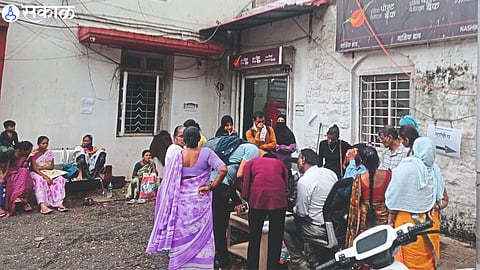 Crowd at post office to open Ladki Bahin Yojana account