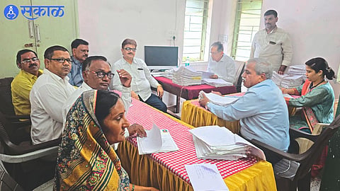 MLA Chimanrao Patil while investigating various cases in Tehsildar office. Along with Tehsildar Suchita Chavan