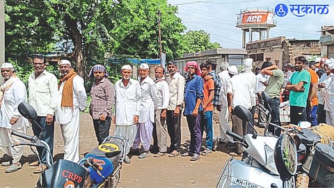 Crowd of farmers to buy urea at the center of Vavi buying and selling union.