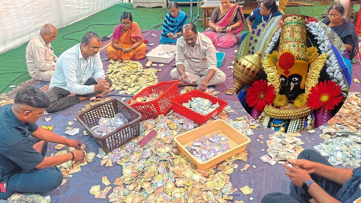 Ambabai Temple Donations : अंबाबाई चरणी 20 लाखांचे सोने, 44 लाखांची चांदी; नवरात्रोत्सवात भाविकांकडून भरभरून दान, 36 लाखांवर रक्कमही खजिन्यात
