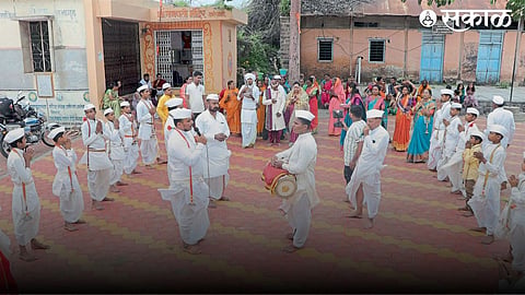 Ashadhi Ekadashi 2024 : लग्नाची वरात टाळ, वीणा, भजनाच्या साथीने; वारकरी संप्रदायाची जपली परंपरा..