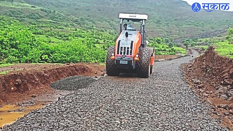 Sakri-Shirdi State Highway concreting work is progressing at a slow pace.