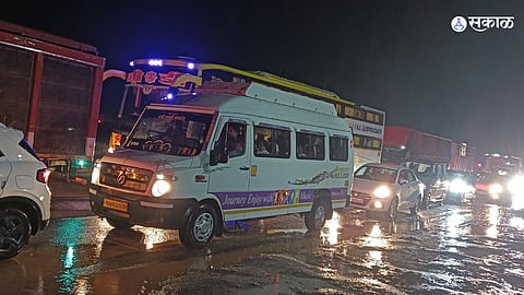 Pune Bangalore Highway: हजारो खड्ड्यांमुळे पुणे बंगळूर महामार्ग ब्लॉक;  पोलिसांची भर पावसात शिकस्त! 