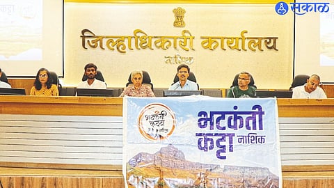 Shrikrishna Deshpande while guiding the seminar. Neighbors Sushma Misal, Rahul Sonwane etc.