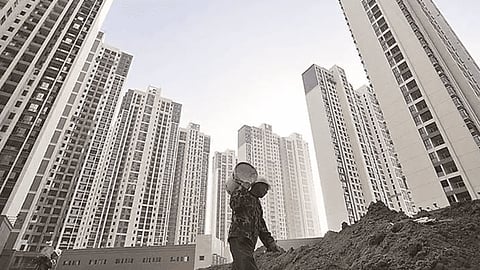 Unauthorized Building : ४१ अनधिकृत इमारत प्रकरणी रहिवाशांचा भर पावसात पालिकेवर मोर्चा