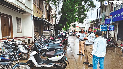 Amalner traffic police while taking action on unruly parked vehicles