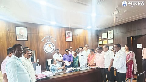 Officials and employees of Dhule Municipal Council Kastraib Employees Federation while giving the statement of demand to Commissioner and Administrator Amita Dagde-Patil.