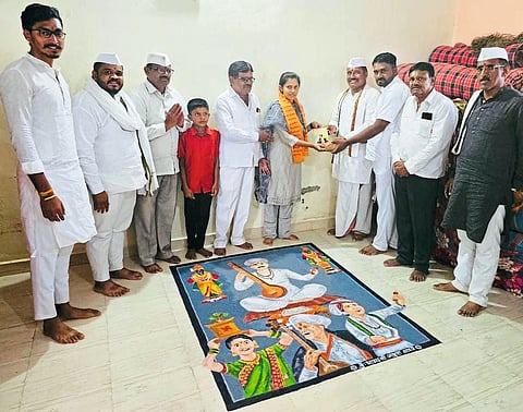 बावडा येथे रांगोळीतून 
तुकोबांची प्रतिकृती