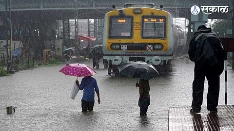 Mumbai Rain Update:मुसळधार पावसाचा रेल्वे वाहतुकीला फटका,रेल्वे रुळांवर साचलं पाणी  