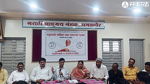 Speaking at the press conference, former MLA Dr. B. S. Patil. Neighbors Tilottama Patil, Umesh Patil, Shyam Patil, Sachin Patil etc.