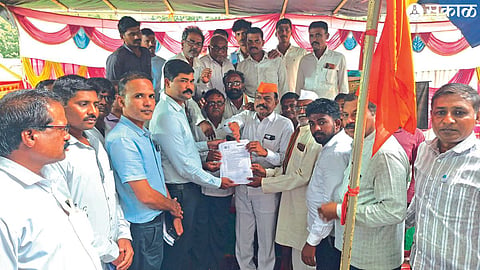 District Magistrate Mahadev Khedkar, Tehsildar Rupesh Kumar Surana giving caste certificates to the protestors.