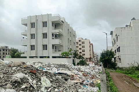रावेतच्या एस. बी. पाटील शाळेजवळ 
कृत्रिम कचरा डेपो; रहिवासी त्रस्त