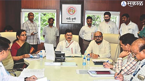 Guardian Minister Gulabrao Patil and officials with Agriculture Minister Dhananjay Munde in a meeting regarding crop insurance.
