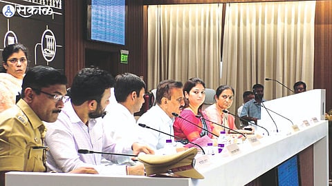 Girish Mahajan speaking in the district planning committee meeting. Neighbor Dharti Devre, Dr. Shobha Bachhav, Abhinav Goyal