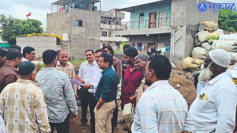 Power company officials Rajendra Bhambar, Pradip Wattamwar, Mangesh songire and staff present during the Wadala operation.