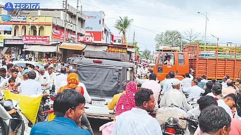Congestion of vehicles on Parola Kajgaon Chaufuli.
