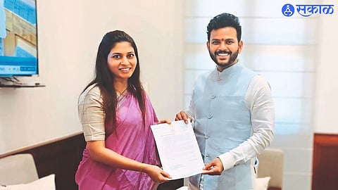 Raksha Khadse, MP and Minister of State for Sports and Youth Welfare giving a statement to the Minister of State for Civil Aviation Ram Mohan Naidu regarding the flight service from Jalgaon.