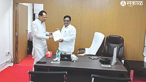 MLA Chimanrao Patil giving a statement to Health Minister Tanaji Sawant