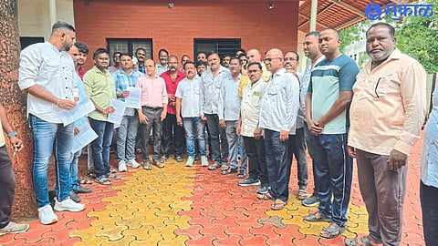 Principal Tushar Nerkar giving the appointment letter to the heirs of the scavengers. Officials of Neighborhood Associations.