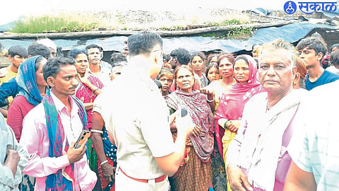Police Inspector Nagesh Mohite rushed to the spot and pacified the crowd.
