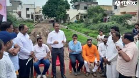Amol Patil, Vice President of District Bank, speaking on the occasion of Bhoomi Puja of the roads. Neighbor Principal Kiran Deshmukh, Prof. Manoj Patil, Ravindra Jadhav and residents.