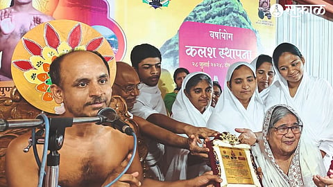 Acharya Chandragupta Gurudev awarding Sushila Patni with the Living Saraswati Award.