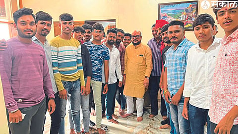 Bhole Sarkar Mitra Parivar inviting Guardian Minister Gulabrao Patil for Kavad Yatra.