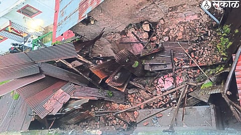 The roar of a dangerous castle wall that collapsed due to rain.