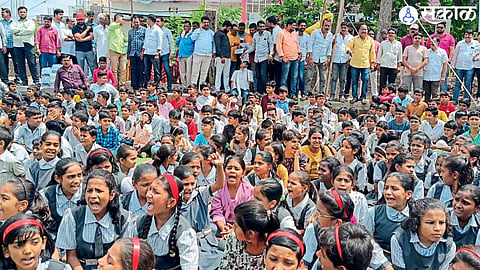 hundreds of students on street for dhanora road transport traffic beed
