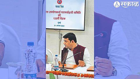 Member Viraj Kavadia speaking at the Mumbai Regional Railway Advisory Committee meeting.
