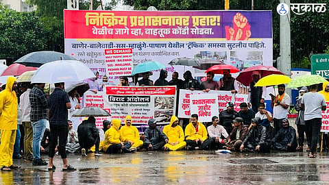 protest against municipal corporation in baner over traffic jam pune
