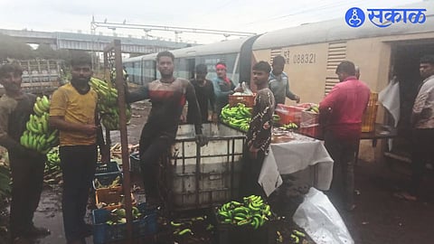 Raver's banana union officials filled banana racks at the railway station here. A photograph of that time
