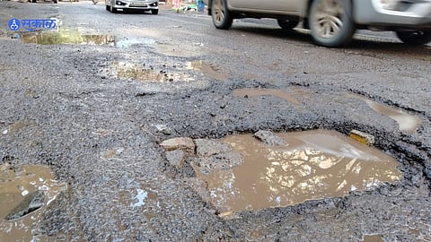 Pune Potholes: विमाननगर, गणपती चौकात रस्त्याची चाळण; खड्ड्यांमुळे नागरिक हैराण