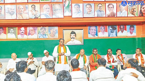 Babanrao Chowdhury, district president of BJP while guiding in the executive meeting. Neighbor officials.